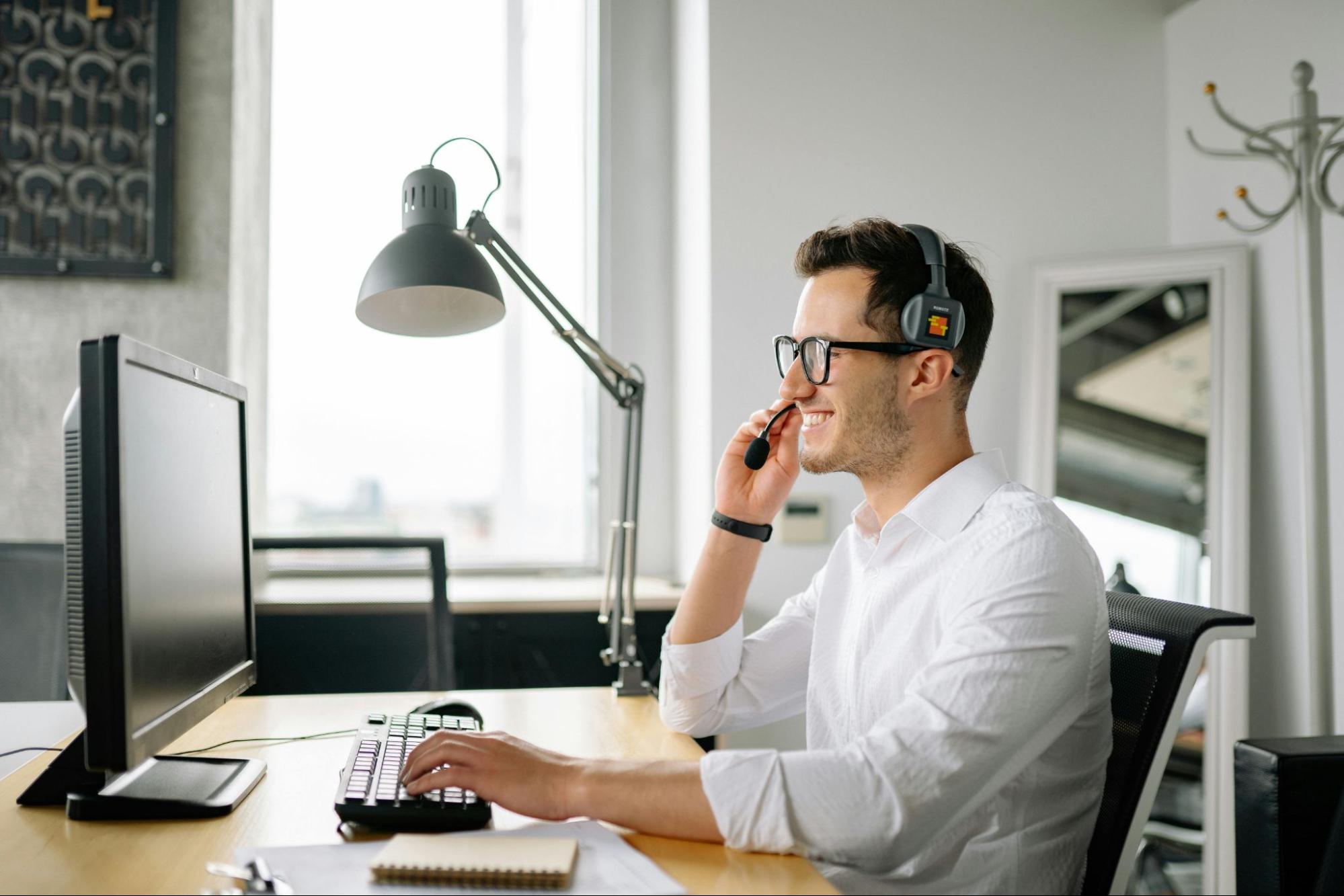 Asuperior agent with a headset providing lead response service